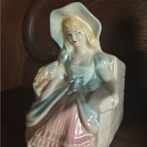 USA (616) pottery ~ Little Miss Muffet planter